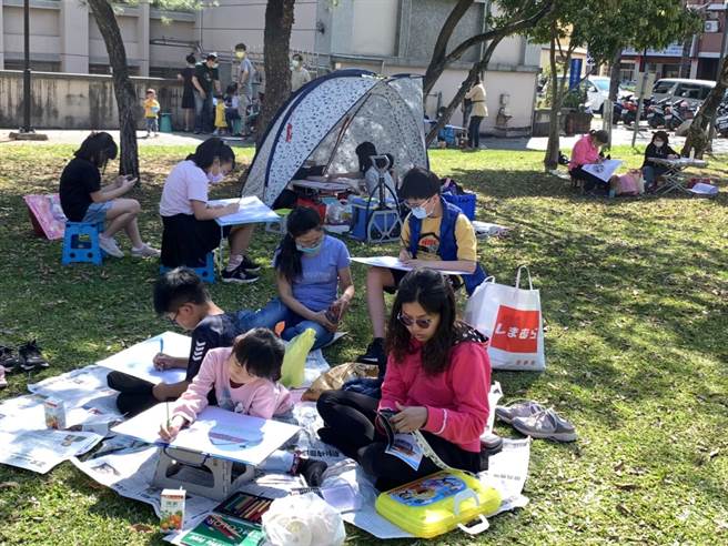 「葫芦墩草地音乐会」13日在葫芦墩公园热闹登场。（陈清龙服务处提供）