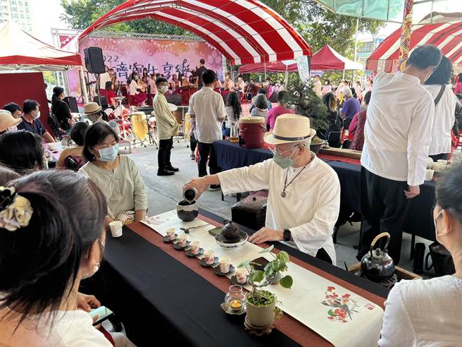 「葫芦墩草地音乐会」13日在葫芦墩公园热闹登场。（陈清龙服务处提供）