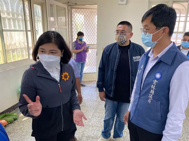县长张丽善（左一）日前视察二崙乡老人会，县议员廖伟晴（右二）、李明哲陪同建言。（周丽兰摄）