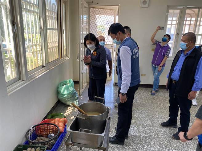 县长张丽善巡视老人会的供餐设备。（周丽兰摄）