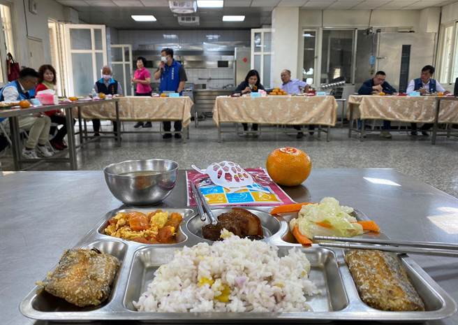 云林县长青食堂是目前老人的最热门去处，县长张丽善（中）偶也会与老人共餐。（周丽兰摄）