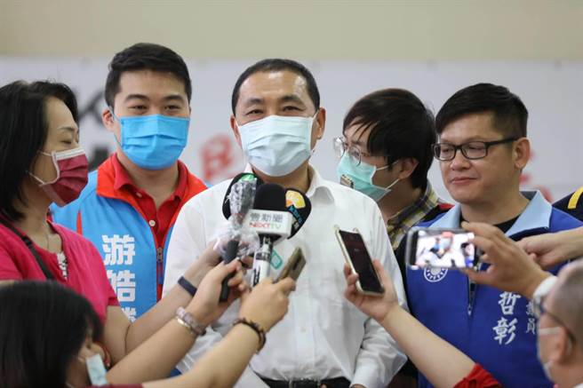 新北市长侯友宜表示，情趋缓不要忘了去年时候，是市民牺牲、经济衰退所换来的疫情稳定。（叶书宏摄）