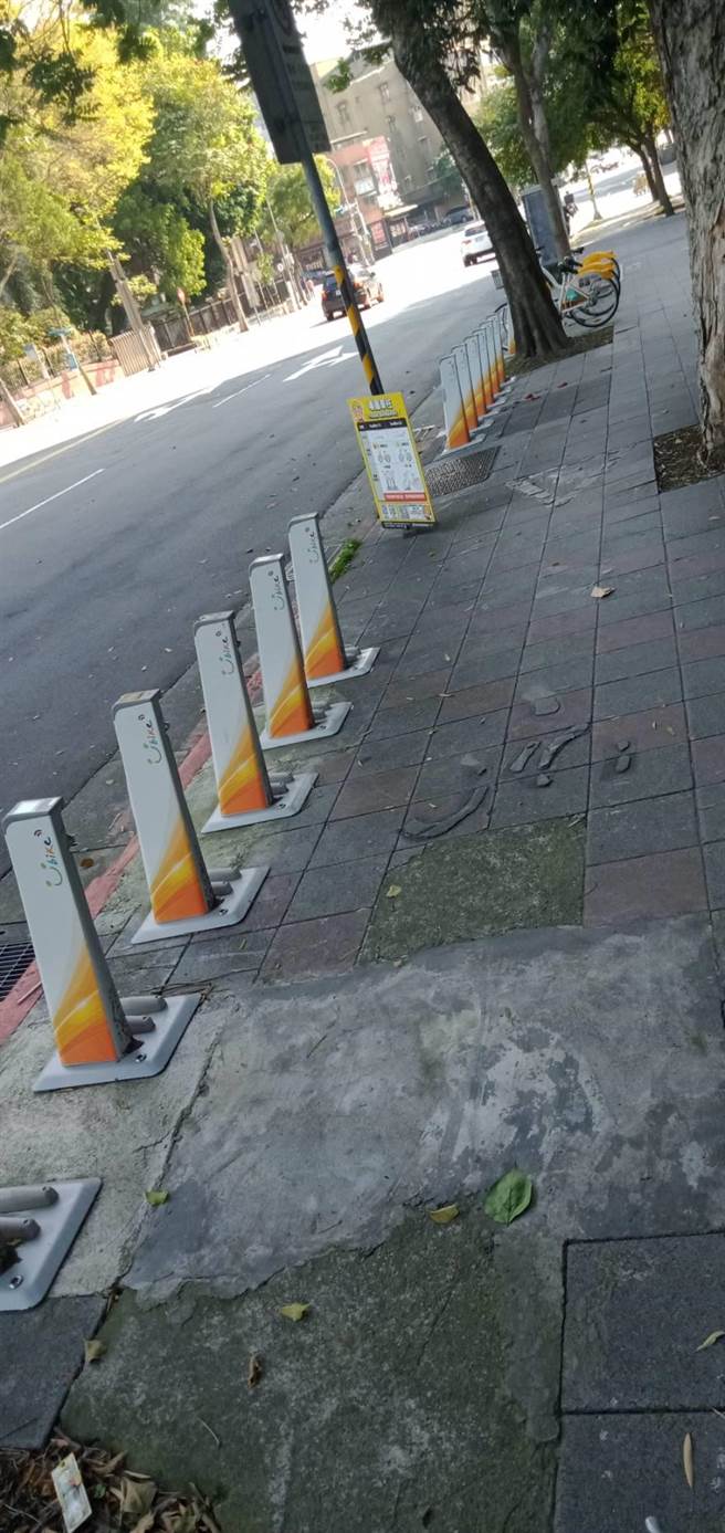 北市議員鍾佩玲質疑交通局塗銷自行車道建置YouBike2.0。（鍾佩玲辦公室提供／楊亞璇台北傳真）