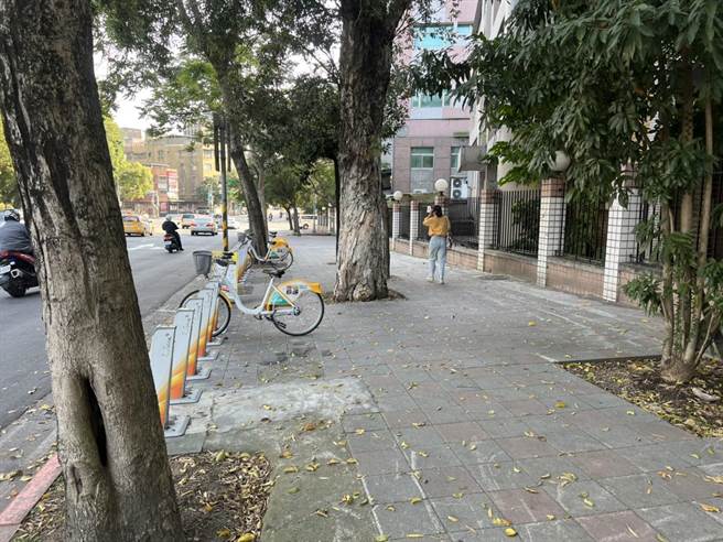 交通局認為，YouBike站位設置後，人行道淨寬仍足夠。（交通局提供／楊亞璇台北傳真）