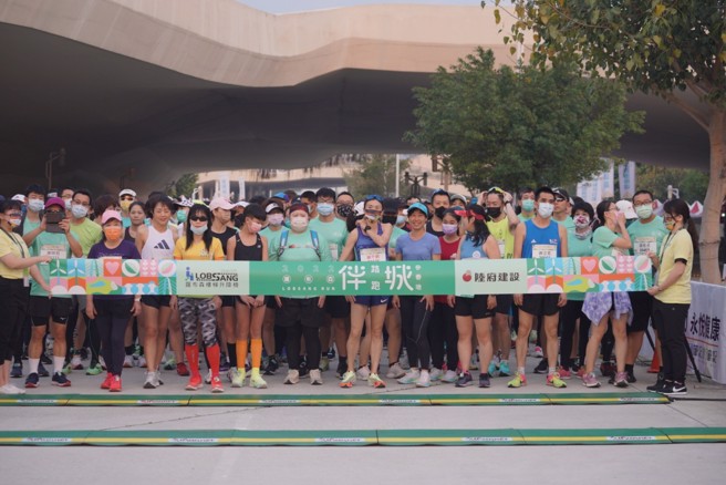 谢千鹤（前排右6）领跑12K健跑组一般选手组。（大会提供）