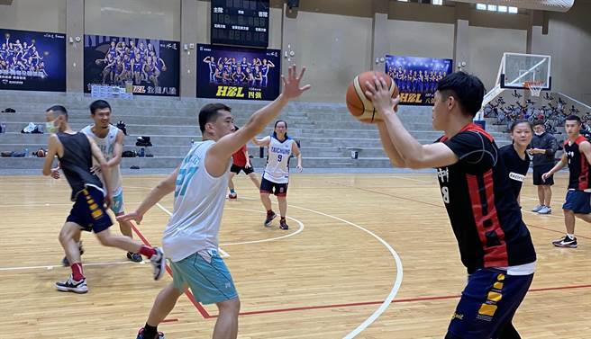 全國身心障礙運動會即將在台中登場，台中市聽障男籃、女籃緊鑼密鼓訓練中。（陳淑芬攝）