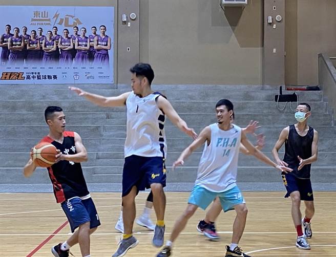 全國身心障礙運動會即將在台中登場，台中市聽障男籃、女籃緊鑼密鼓訓練中。（陳淑芬攝）