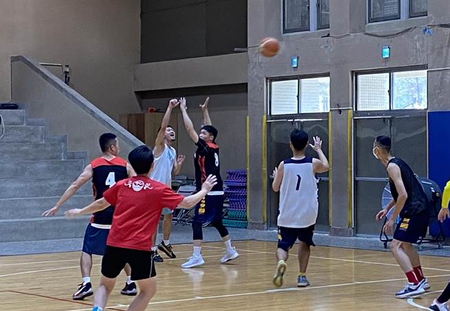 全國身心障礙運動會即將在台中登場，台中市聽障男籃、女籃緊鑼密鼓訓練中。（陳淑芬攝）