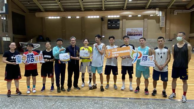 全國身心障礙運動會即將在台中登場，台中市運動局長李昱叡為聽障男籃、女籃隊選手加油打氣。（陳淑芬攝）