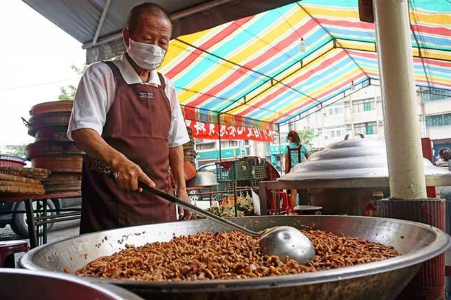 水珍伯带头送爱心餐行之多年，目前交由志工接手。（本报资料照）