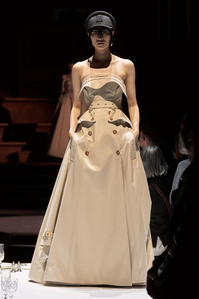 本季品牌创意总监以「归属」为题，重组品牌经典廓形、英伦元素，致敬品牌悠久歷史。(BURBERRY提供）