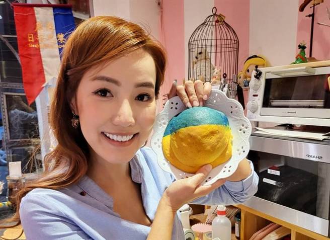 鹿港知名甜点店烘焙主厨郑学仪，是復兴美工科班出身，留学国外学设计、再飞法国蓝带厨艺学院修习烘焙厨艺，美学、手艺兼具，近日精心研发乌克兰麵包义卖，所得将全数捐助国际人道救援组织。（郑学仪提供／谢琼云彰化传真）