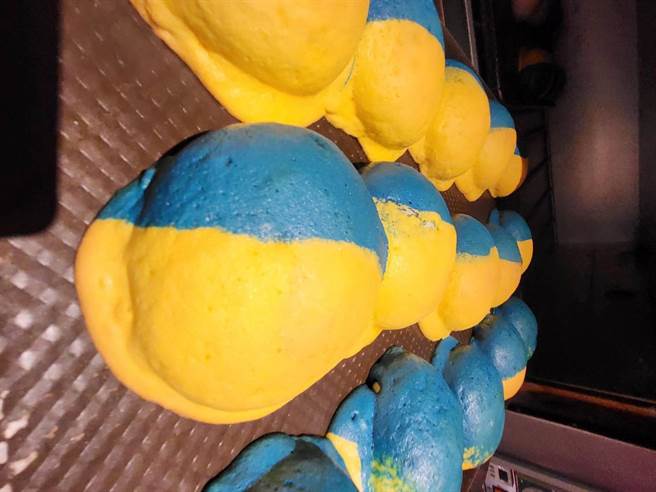 蓝黄分明的声援乌克兰麵包，是以传统墨西哥奶酥麵包改良而成，内馅是郑学仪最喜欢的个人特制奶酥。（郑学仪提供／谢琼云彰化传真）