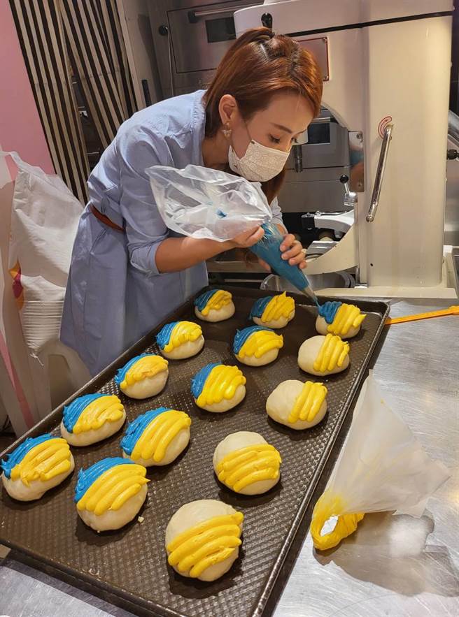 毕业于法国蓝带学院的郑学仪发挥创意巧思，将传统墨西哥奶酥麵包改良成色泽明亮、蓝黄分明的声援乌克兰麵包，进行义卖。（郑学仪提供／谢琼云彰化传真）