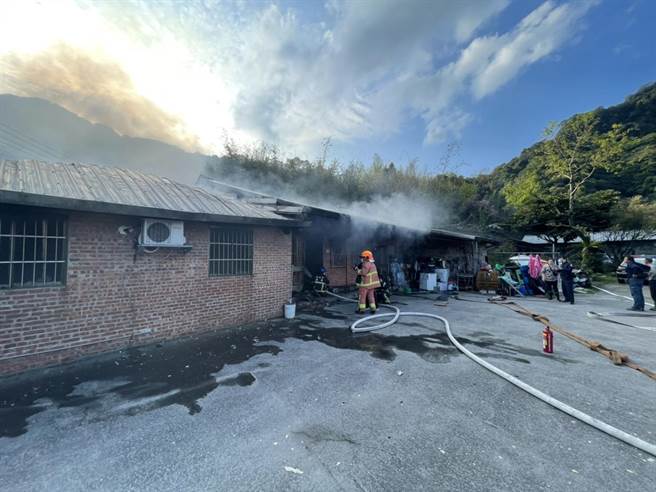 新北市万里区某民宅今（13日）下午3时许传出火警，警消获报前往救援。（翻摄）