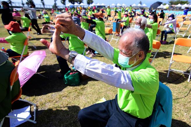 「銀髮i動贏健康大會師」13日在台東國際地標大草原上登場，爺奶們在艷陽下活動筋骨。（莊哲權攝）