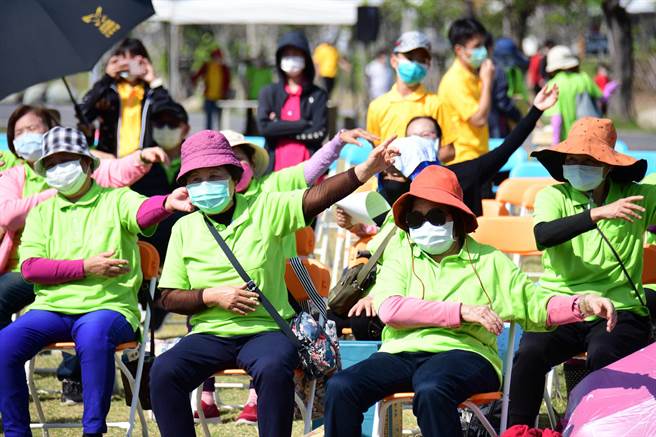 「銀髮i動贏健康大會師」13日在台東國際地標大草原上登場，爺奶們在艷陽下活動筋骨。（莊哲權攝）
