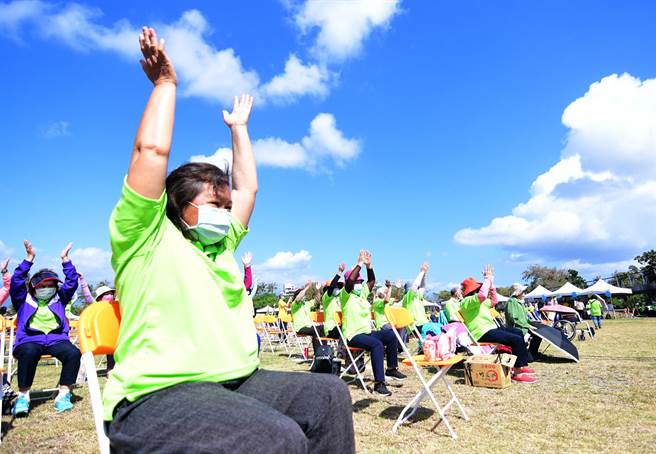 「銀髮i動贏健康大會師」13日在台東國際地標大草原上登場，爺奶們在艷陽下活動筋骨。（莊哲權攝）