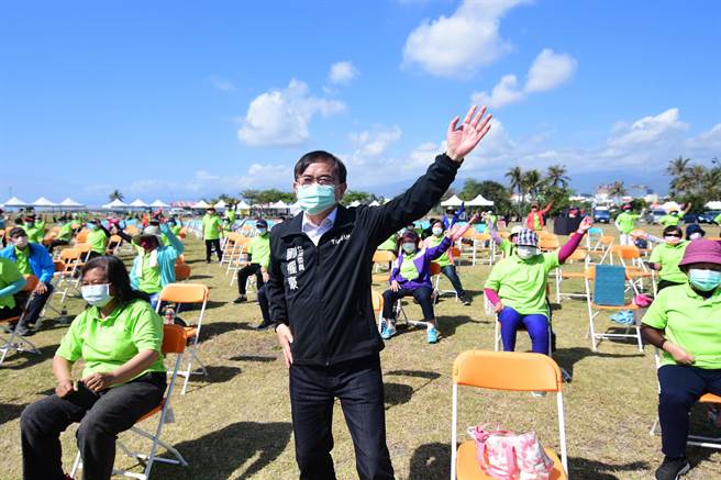 「銀髮i動贏健康大會師」13日在台東國際地標大草原上登場，立委劉櫂豪與現場的銀髮族一起做運動。 （莊哲權攝）