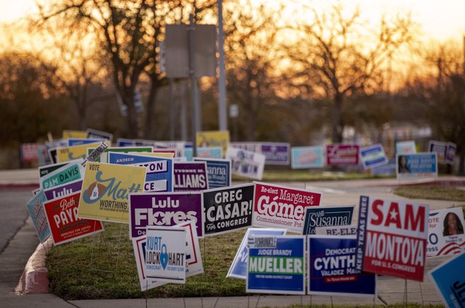 原先预期美国期中选举会以经济、物价通膨和新冠疫情将为最热门话题，在俄罗斯入侵乌克兰之后，中国和俄罗斯威胁将再次跃升台面。图为美民主共和两党在德州为期中选举进行初选的竞选标牌。（图／美联社）