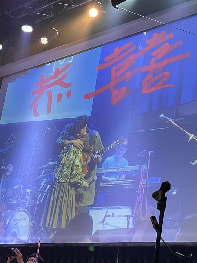 沈志方（右）前晚求婚成功甜蜜拥抱利得汇。（印庭娱乐提供）