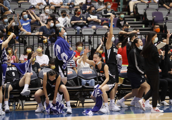 淡水商工在場上球員得分後，板凳席開心慶祝。（陳怡誠攝）