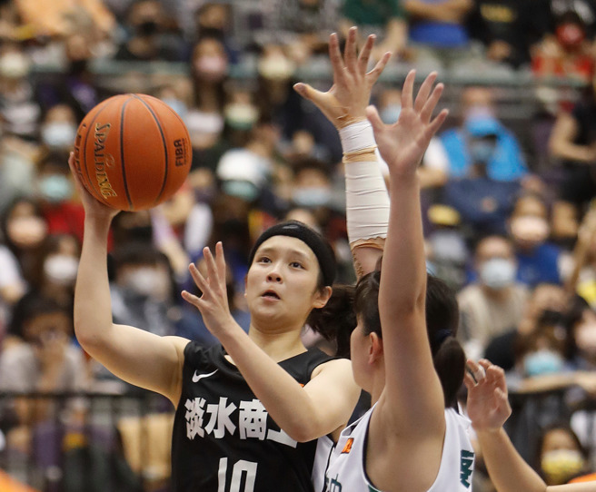 淡水商工高一前鋒蘇天心（左）在110學年度HBL女子組冠軍賽表現不錯。（陳怡誠攝）
