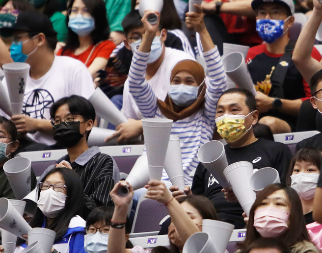 新北市市長侯友宜（右）欣賞HBL女子組冠軍賽。（陳怡誠攝）