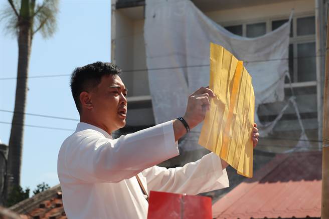 43岁的林振贤师承其父林青云道长，在上千乡亲见证下，攀登36层刀梯，通过考验晋陞道长。（刘秀芬摄）