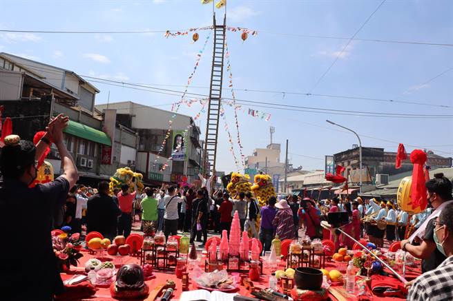 43岁的林振贤师承其父林青云道长，在上千乡亲见证下，攀登36层刀梯，通过考验晋陞道长。（刘秀芬摄）