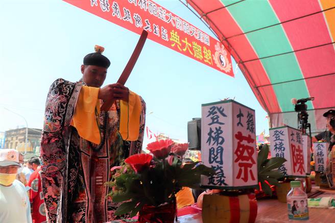 43岁的林振贤师承其父林青云道长，在上千乡亲见证下，攀登36层刀梯，通过考验晋陞道长。（刘秀芬摄）