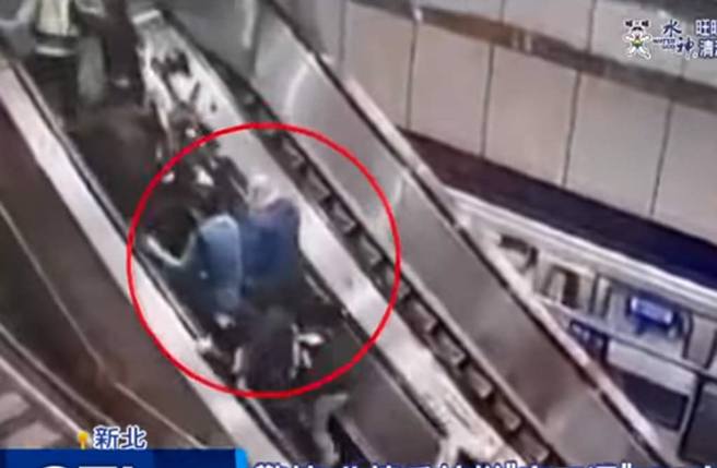 台北捷运新埔站11日晚间发生手扶梯失速意外，有民眾死抓扶手也没用，仍向后摔倒。（翻摄中天新闻画面）