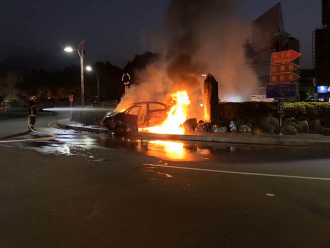 萧姓男子在埔里镇酒驾自撞圆环，造成火烧车。（民眾提供／廖志晃南投传真）
