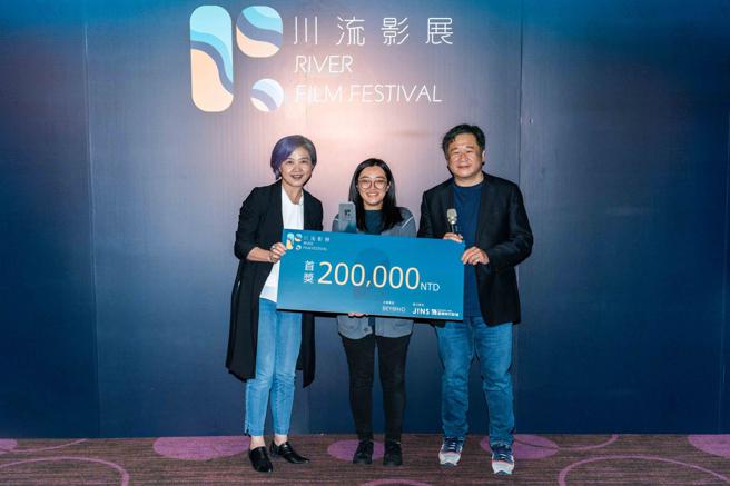 比漾广场副总普美玉（左起）、本届首奖得主《这个比较甜》导演王姝妍、知名导演瞿友寧。（石智中摄）