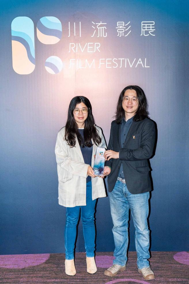本届评审团奖得主《惊啥》编剧曾群芳，与（右）知名剪辑师高鸣晟。（石智中摄）