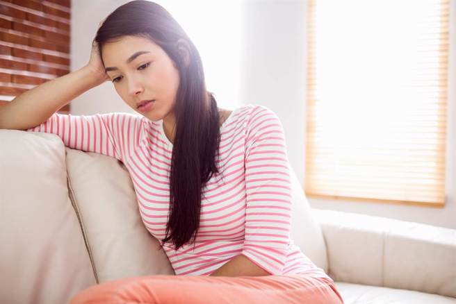 一名正妹发现男友下体飘出异味，她以柯南精神发现男友竟偷吃又包养外面女子。（示意图/shutterstock）