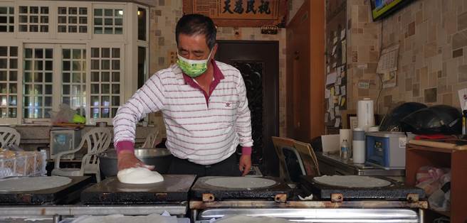 郑明堂的润饼皮摊，光是清明节前一天与清明节当天就要用掉600多公斤麵粉。（刘秀芬摄）