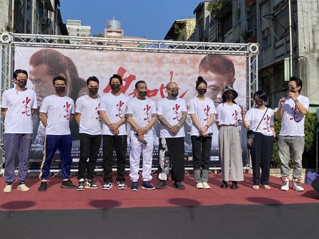 顏正国今（13）日则率领李千那、张寗、黄尚禾等演员，来到高雄三凤宫举办首场见面签名会，吸引大批粉丝到场支持。（柯宗纬翻摄）