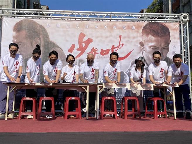 顏正国今（13）日则率领李千那、张寗、黄尚禾等演员，来到高雄三凤宫举办首场见面签名会，吸引大批粉丝到场支持。（柯宗纬翻摄）