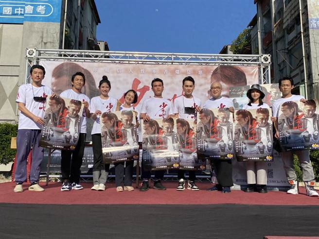 顏正国今（13）日则率领李千那、张寗、黄尚禾等演员，来到高雄三凤宫举办首场见面签名会，吸引大批粉丝到场支持。（柯宗纬翻摄）