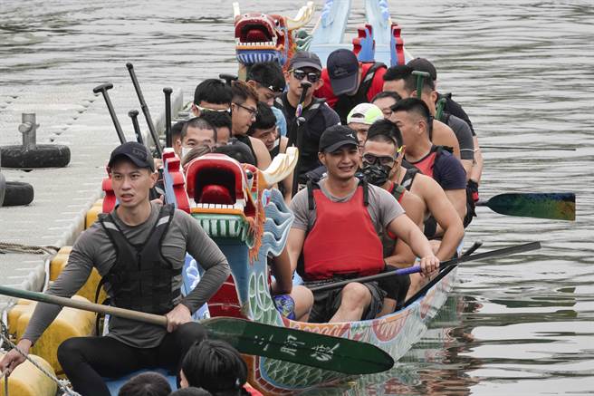 台北市最后摆渡口剑潭的三脚渡码头现在经常可见龙舟队伍练习操舟。（黄子明摄）