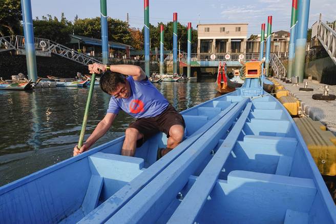 已经年届七旬的三脚渡龙舟队员独自在在三脚渡码头旁练习划桨动作。（黄子明摄）