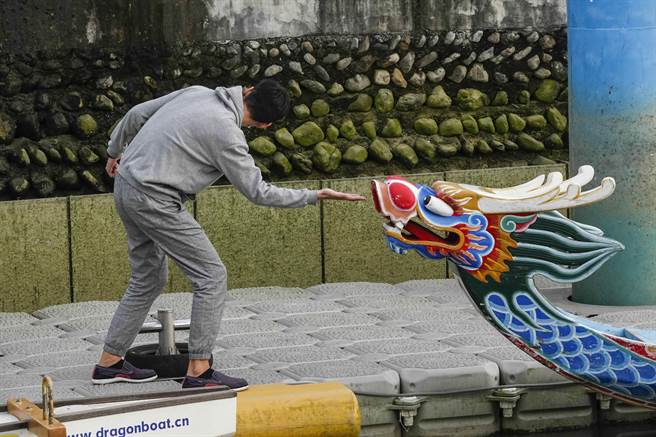 台北剑潭三脚渡码头边的几艘龙舟经常吸引许多民眾参观打卡。（黄子明摄）