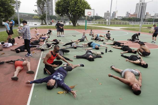 部分社会人士自发组成的龙舟队把划龙舟视为常态运动，除了在国内参加端午节例行比赛，也参加国内外划船竞赛，亚洲规模最大的同志友善龙舟队「彩虹重击龙舟队」（见图）不仅有团队服装、船桨，还有专业体能教练指导体能训练。（黄子明摄）