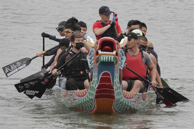 疫情仍未解除，虽然户外水上活动可不戴口罩，但在三脚渡附近基隆河水域练习的龙舟队，仍有部分队员戴口罩操舟。（黄子明摄）