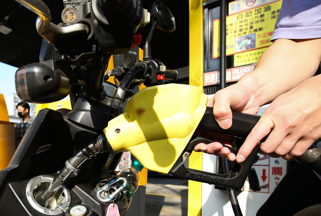 俄乌衝突影响国际油价居高不下，台湾中油公司自明（14）日凌晨零时起汽、柴油各调涨0.3元，参考零售价格分别为92无铅汽油每公升31.6元、95无铅汽油每公升33.1元、98无铅汽油每公升35.1元、超级柴油每公升29.4元。也是国内油价连续5周调涨价格，创7年半新高，95无铅汽油衝破33元大关，13日中油加油站涌入不少民眾前往加油，替自己省点荷包。（陈俊吉摄）