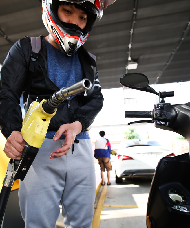 俄乌衝突影响国际油价居高不下，台湾中油公司自明（14）日凌晨零时起汽、柴油各调涨0.3元，参考零售价格分别为92无铅汽油每公升31.6元、95无铅汽油每公升33.1元、98无铅汽油每公升35.1元、超级柴油每公升29.4元。也是国内油价连续5周调涨价格，创7年半新高，95无铅汽油衝破33元大关，13日中油加油站涌入不少民眾前往加油，替自己省点荷包。（陈俊吉摄）