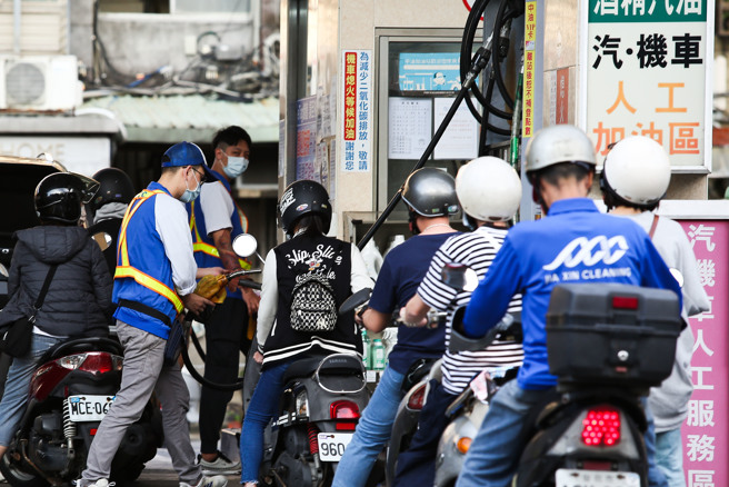 俄乌衝突影响国际油价居高不下，台湾中油公司自明（14）日凌晨零时起汽、柴油各调涨0.3元，参考零售价格分别为92无铅汽油每公升31.6元、95无铅汽油每公升33.1元、98无铅汽油每公升35.1元、超级柴油每公升29.4元。也是国内油价连续5周调涨价格，创7年半新高，95无铅汽油衝破33元大关，13日中油加油站涌入不少民眾前往加油，替自己省点荷包。（陈俊吉摄）