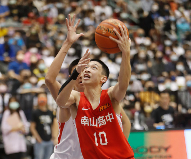 南山高中宋昕澔（前）挑戰籃框。（陳怡誠攝）