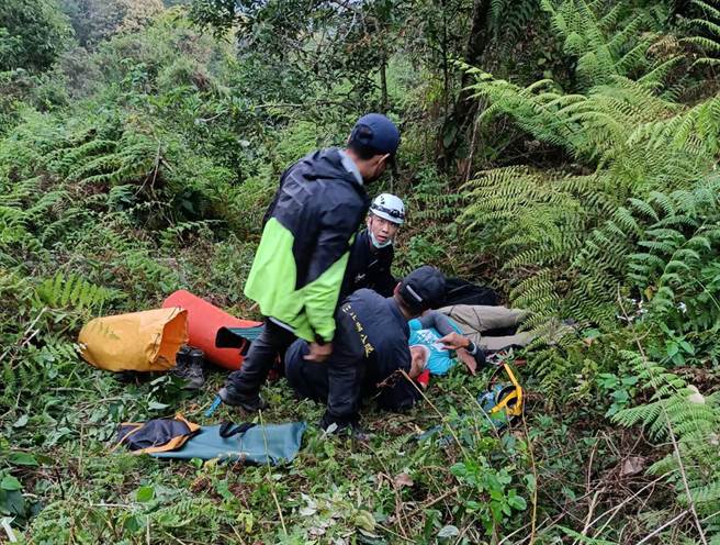 屏东飞行伞意外失控，男子跌落边坡获救。(屏县消防局提供)